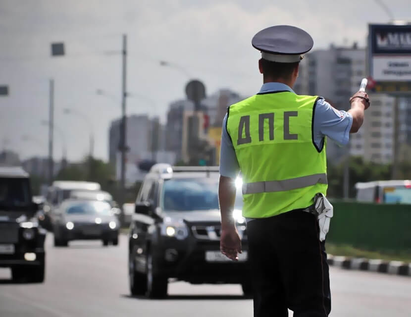 Меня остановил инспектор ГАИ, но долго не подходит. Что делать