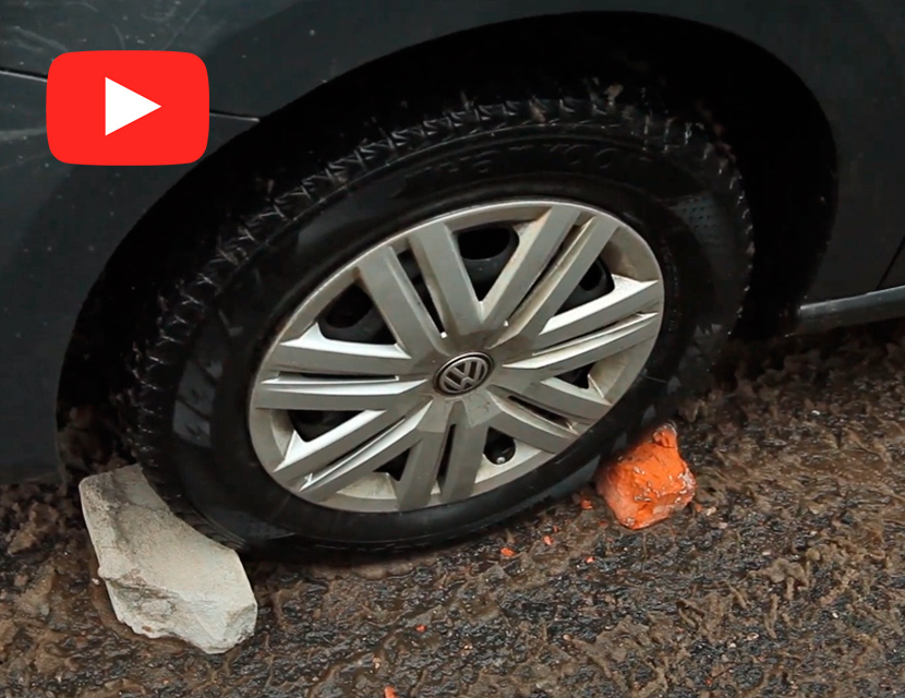 Как правильно поменять колесо на дороге