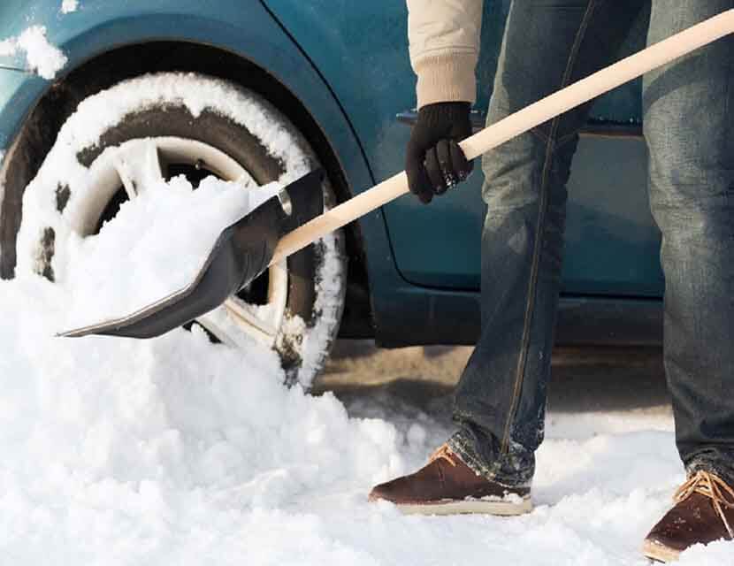 Чистим снег на парковке и греем двигатель
