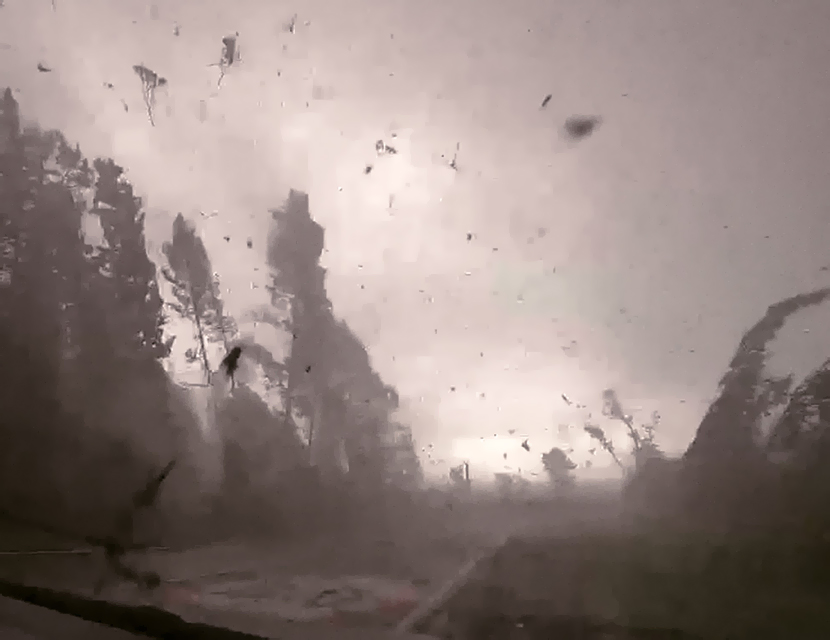 Ураган на трассе, дешевая Tesla и штраф за хранение танка