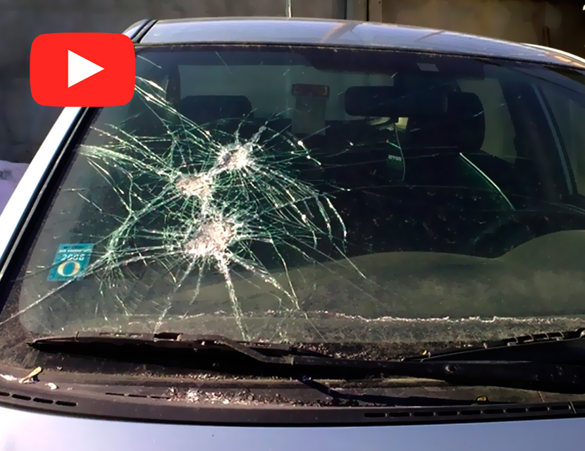 Камень повредил машину