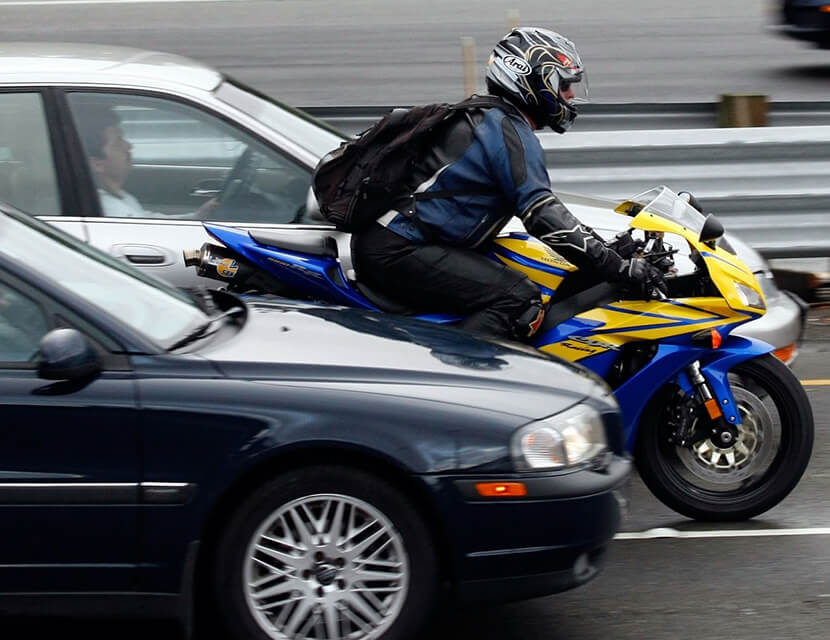 На дороге мотоциклист: разрешена ли езда между рядов