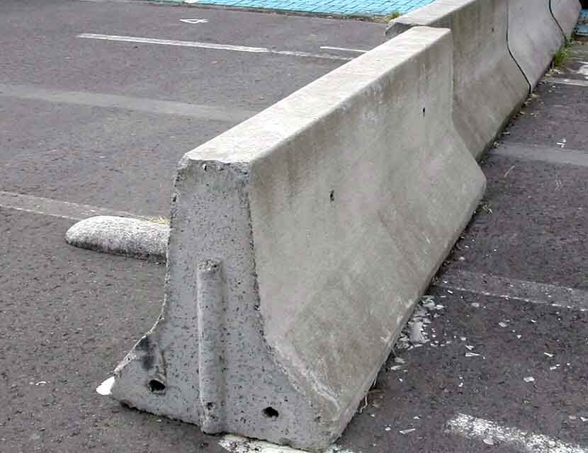 Бетонный блок стал причиной аварии автомобиля-такси