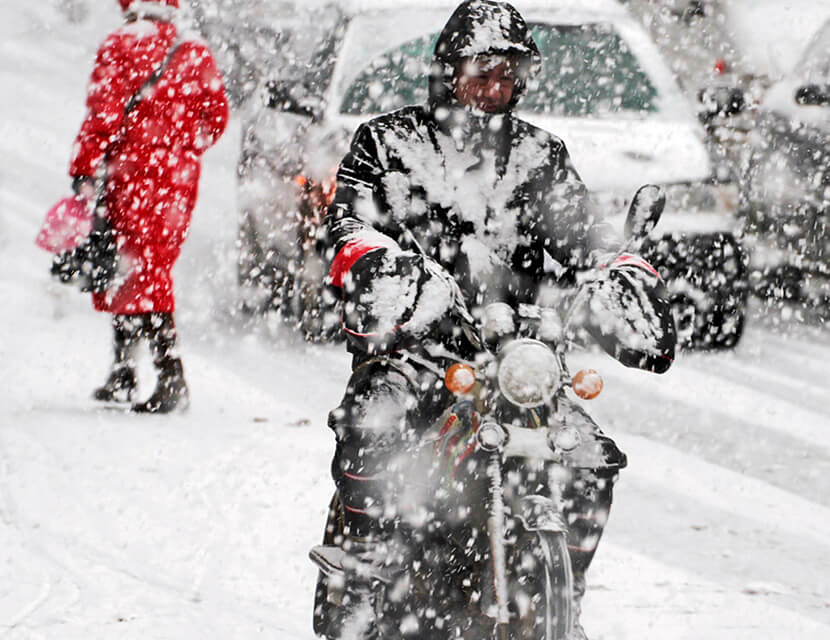 Езда на мотоцикле или мопеде зимой: что говорит закон