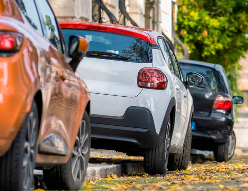 Хруст и треск: чем вредит автомобилю парковка на бордюре