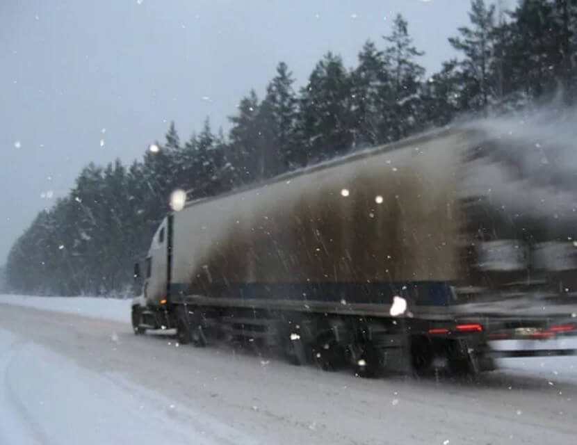 Снег летит с фур и грузовиков на автомобили – кто за это ответит
