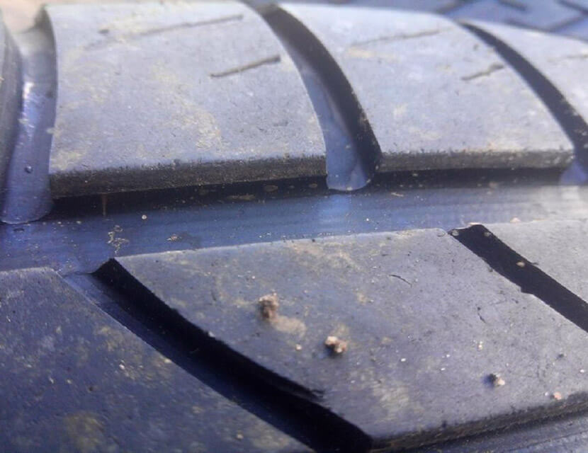 Продавцы и автовладельцы нарезают протектор шин, продляя их «жизнь»