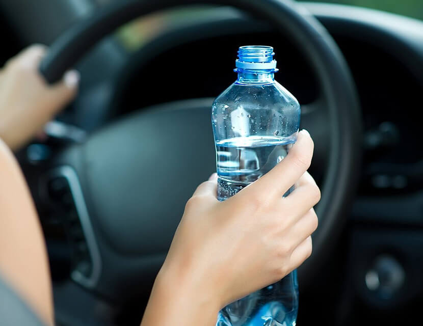Чем опасна питьевая вода, забытая в машине