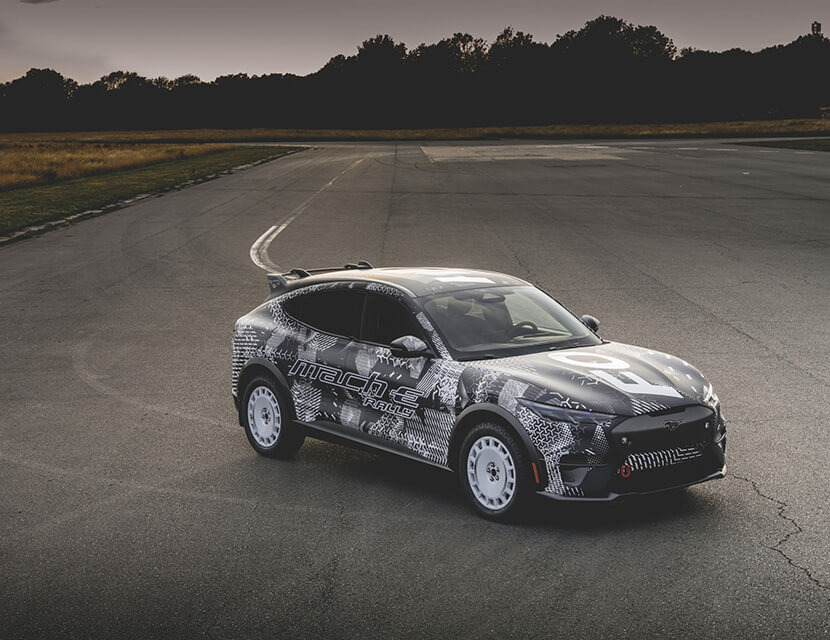 Внедорожник Ford Mustang, новый Hyundai Santa Fe и арт-кар BMW iX1