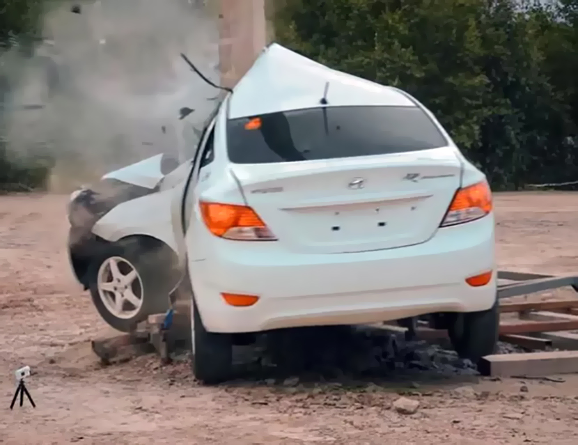 Hyundai против столба, «права» из фотошопа и светофор-гаишник  