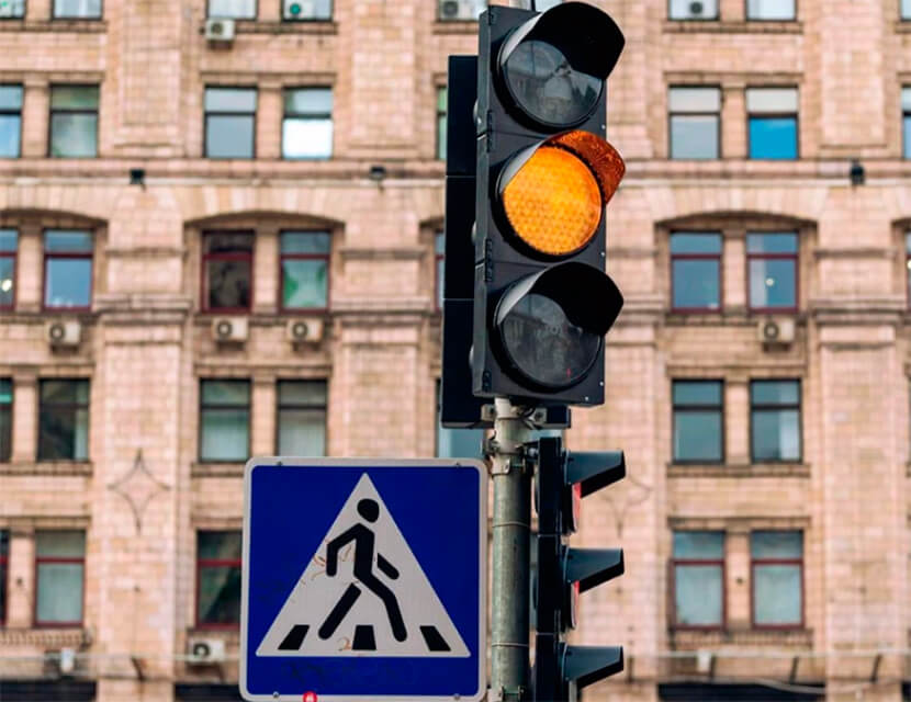 Розовый сигнал светофора: как накажут за проезд на желтый