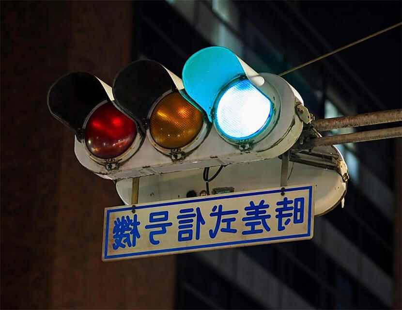 Необычные дорожные знаки: синий светофор и другое