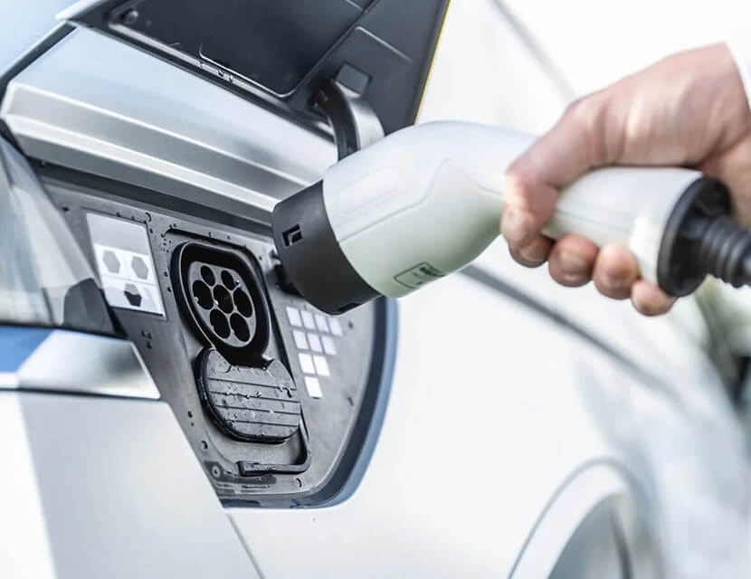 Заряжаем автомобиль дома