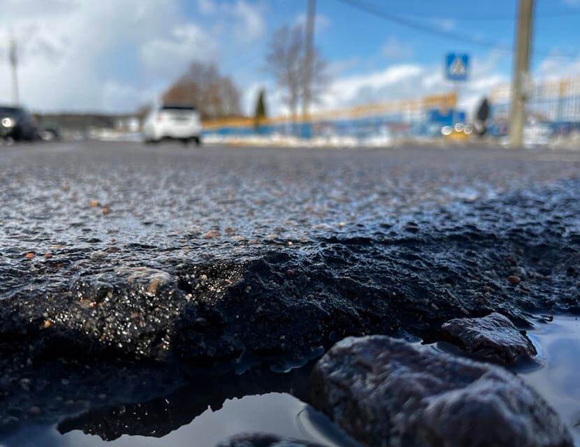 Влетели в яму. Кто ответит за повреждение машины