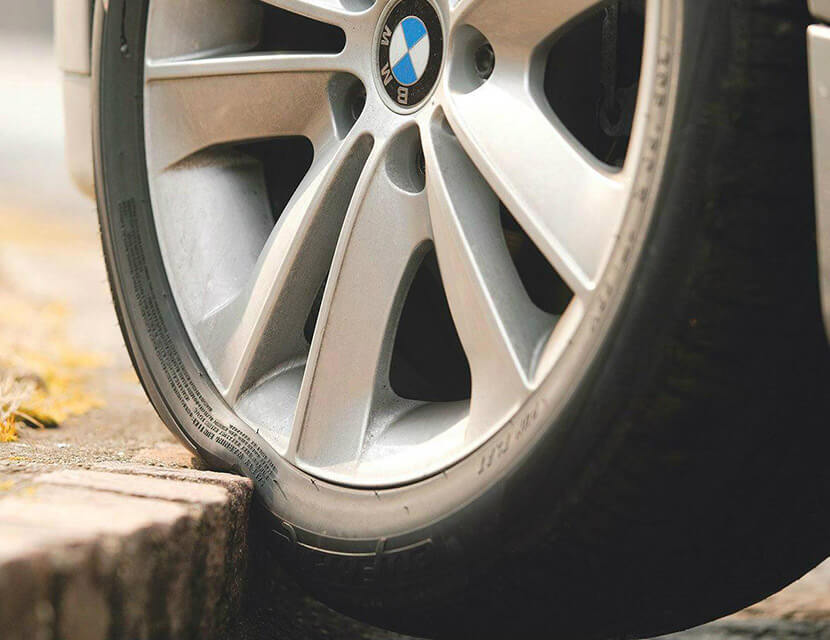 Автомобиль против бордюра – кто победит