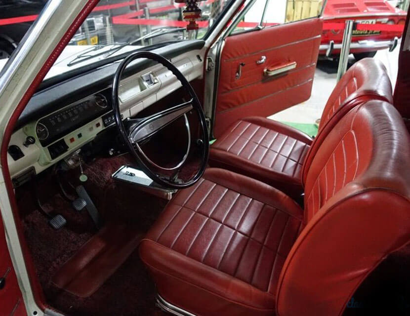 Велюр, хром и дерево