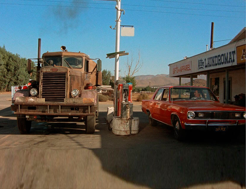 Автомобили в кино: Peterbilt 281 против Plymouth Valiant