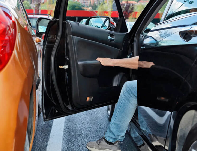 Открыл дверь автомобиля и повредил чужую машину