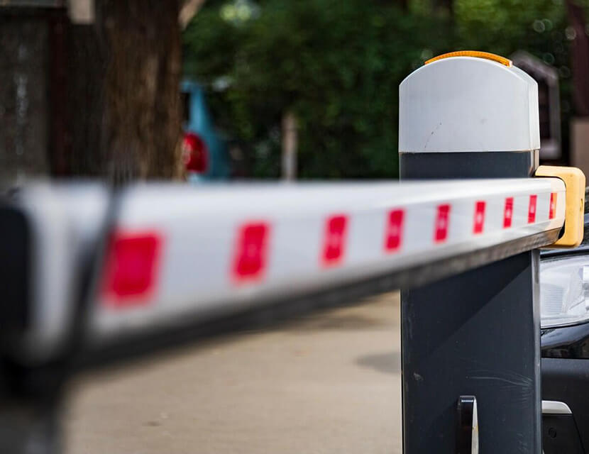 Самоуправство в жилых дворах: спасет ли шлагбаум