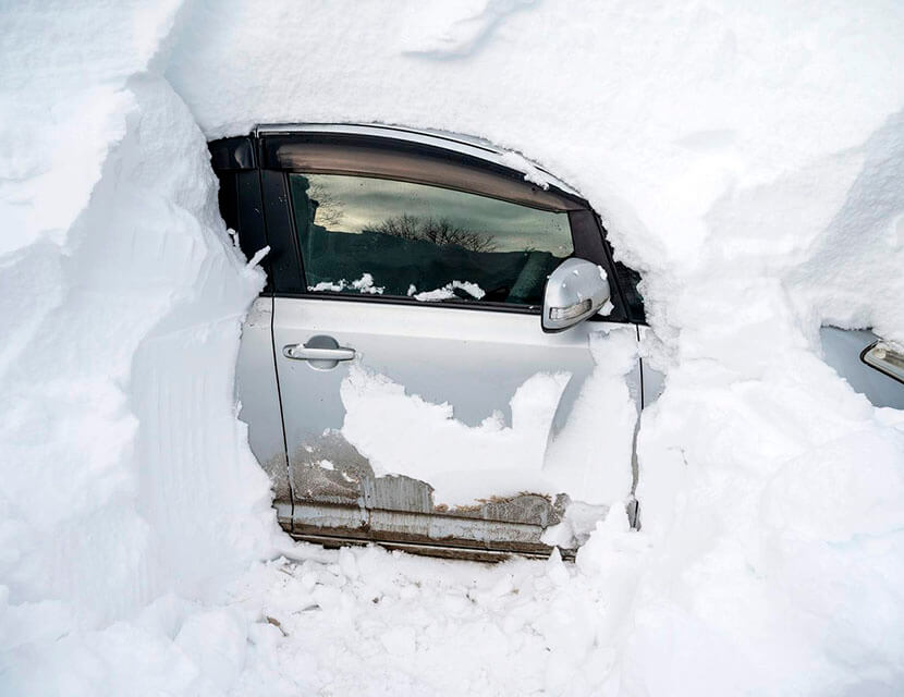 Спастись из снежного плена: как правильно выехать из сугроба