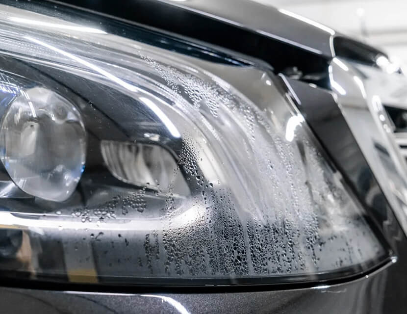 В фаре скапливается вода, а дилер разводит руками