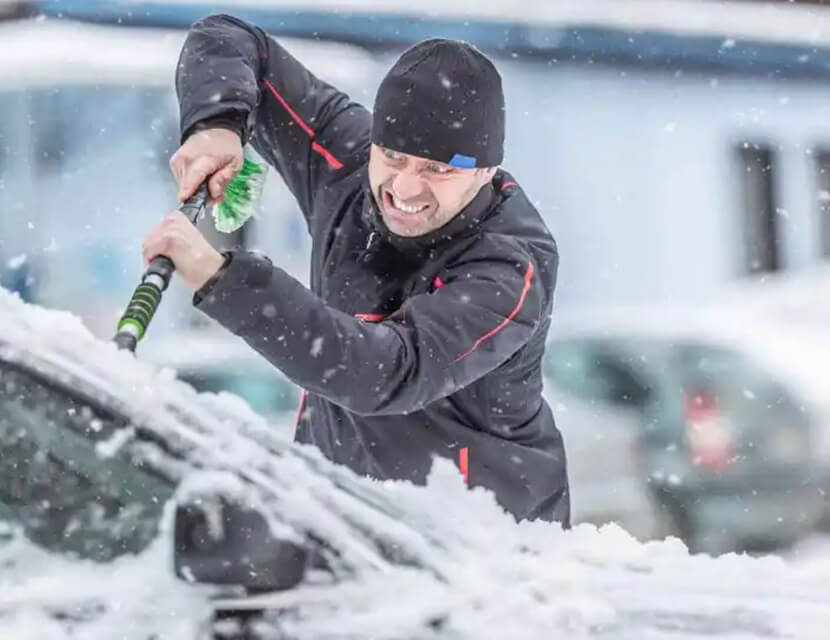 Как правильно чистить автомобиль от снега и льда