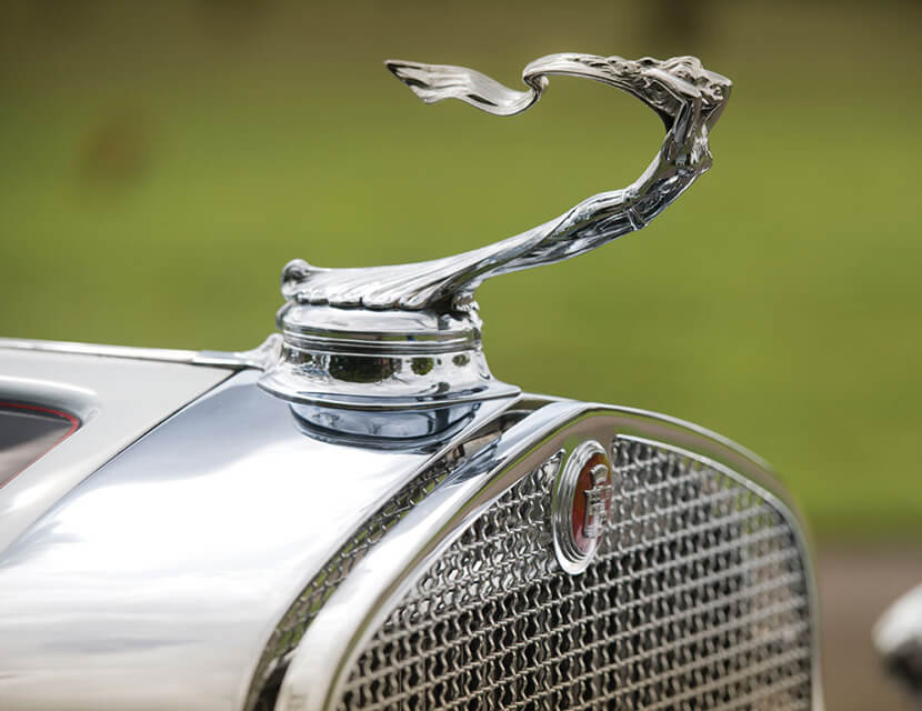 Автомобильные маскоты: символизм и женщины